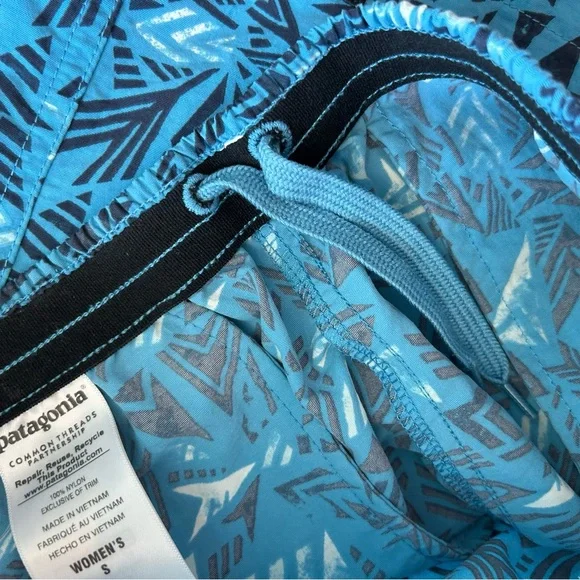Patagonia Women’s Blue Patterned Barely Baggies Shorts - Picture 6 of 10